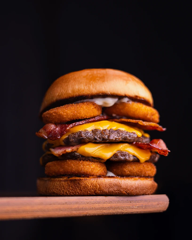 Burger duplo com cheddar, bacon e anéis de cebola